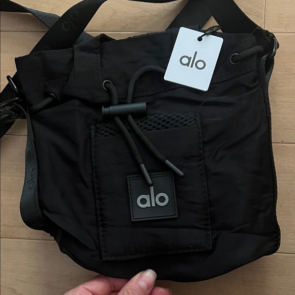 ALO YOGA BUCKET CROSSBODY BAG - Picture 4 of 5
